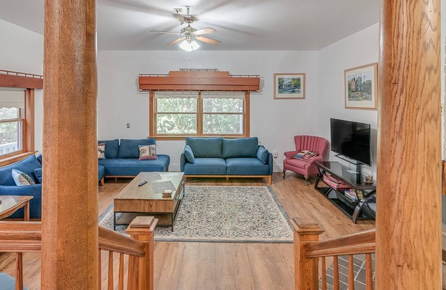 ABOVE IT ALL - UNIQUE MOUNTAIN RETREAT SLEEPS 15 W/REC ROOM