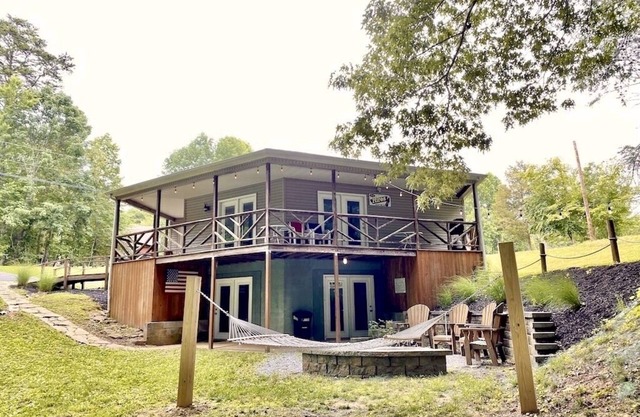 JAMESTOWN Marina, LCKY. boat parking. pool table. 3 full baths. pet friendly.