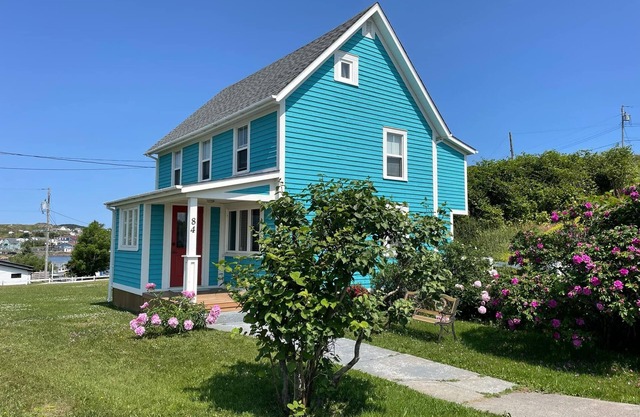 Above The Tickle Twillingate Vacation Home. Traditional Saltbox House est 1901