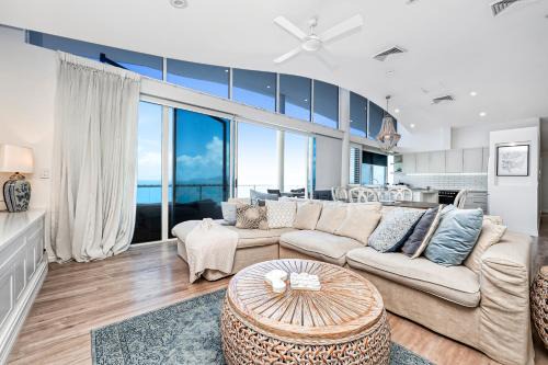 Absolute Luxury on the Marina Oceanfront Modern Penthouse with Panoramic Views