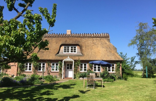 Absolute Ruhe: Freistehendes Reetdach-Haus mit riesigem Garten, Teich, Sauna...