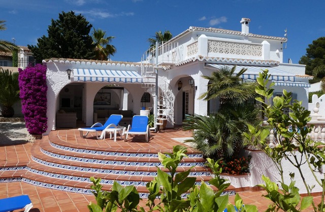 Absolutely prime location - far reaching seaviews, 5 mn stroll to beaches & town