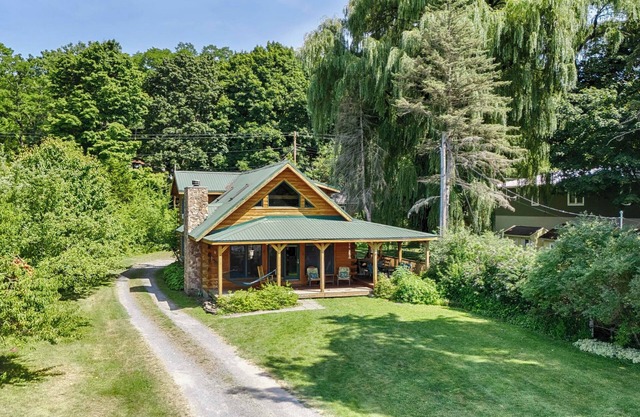 Absolut Shore - Adirondack Leben am Seneca Lake