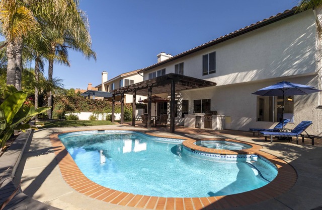 Absolutely Stunning, Newly Renovated/Decorated, Pool /Spa Home! Pet friendly!