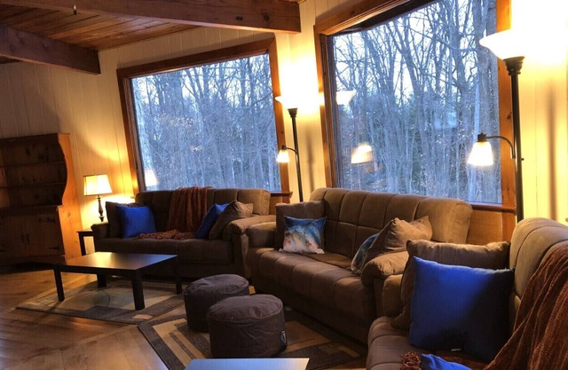 Absolutely Stunningly Beautiful, Private and Secluded Cottage 40 Minutes from Toronto!