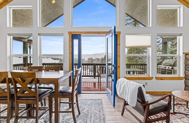 AC, Hot tub, Mountain View, Pet friendly Cabin