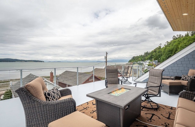 AC, kayaks, rooftop deck with fire pit, boat launch and incredible views!