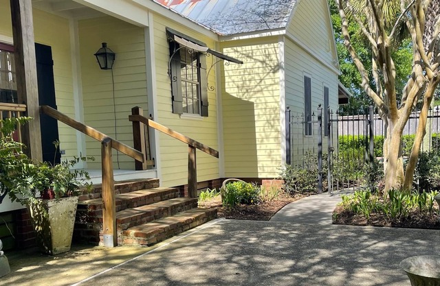 Haus im akadischen Stil mit privatem Garten, Pool und Grill in Breaux Bridge