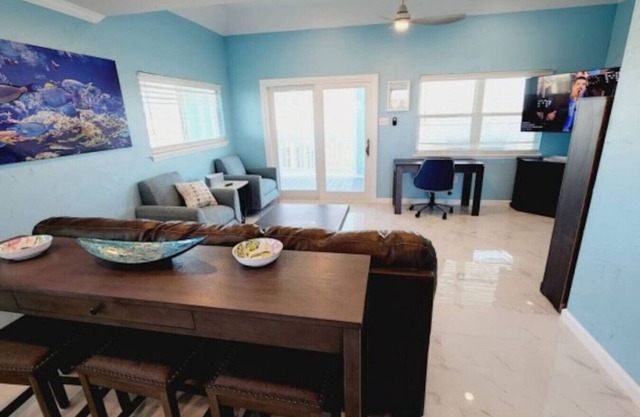 Acapulco Beach House (Upstairs)