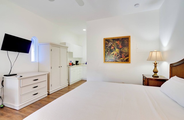 Access to 10,000 Islands: Resort-Style Naples Gem!