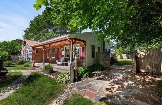 Access to Narrow River! Exceptional outdoor space, one level living - close to beaches & more!