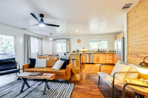 Access to Pine Mountain Lake Family Cabin with Deck