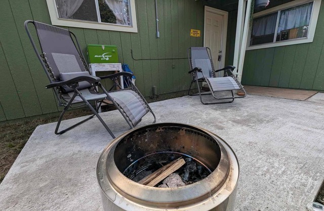 ACCESSIBLE 1-bedroom cottage in rural Bremerton with WiFi Private patio by farms