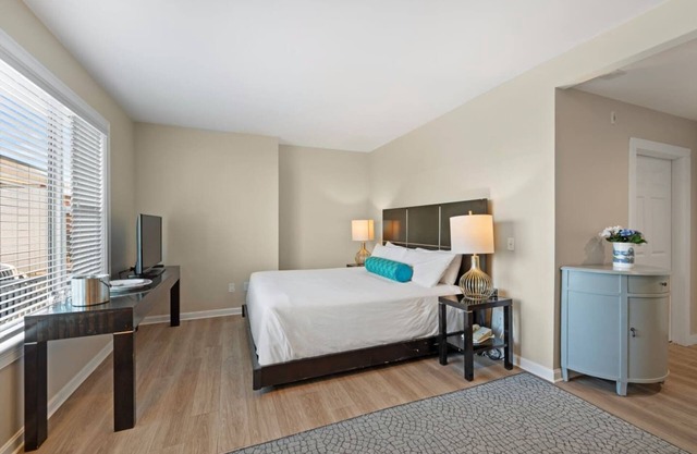 Accessible 1 King Bed Premium Suite