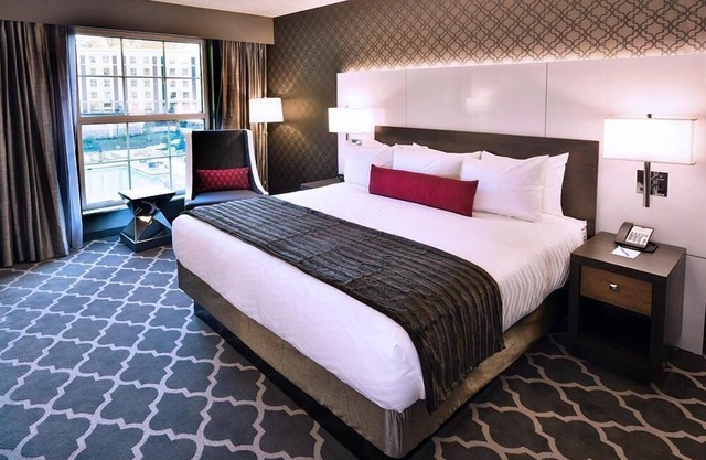 Accessible King Guestroom w/Connecting Door -Outdoor Pool -Close to Graceland!