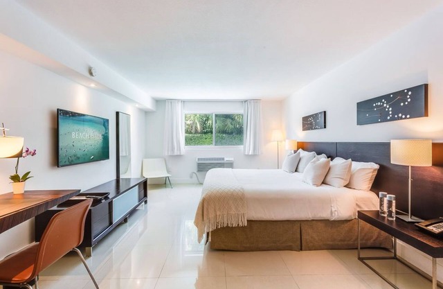 Accessible Studio with King Size Bed Kitchenette, Steps Away from Bal Harbour Beach