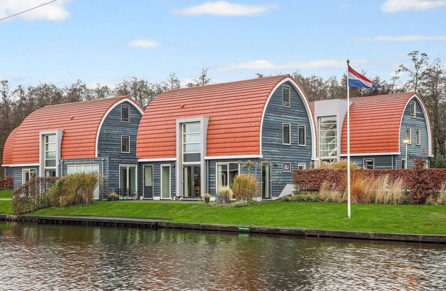 Haus mit privatem Pool, direkt am Wasser gelegen