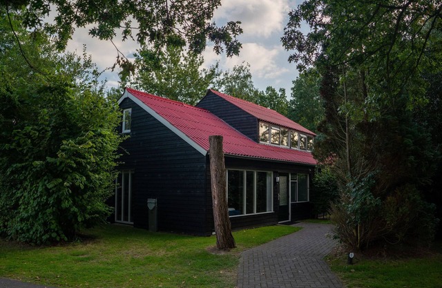 Rollstuhlgerechtes Haus, in einem bewaldeten Park