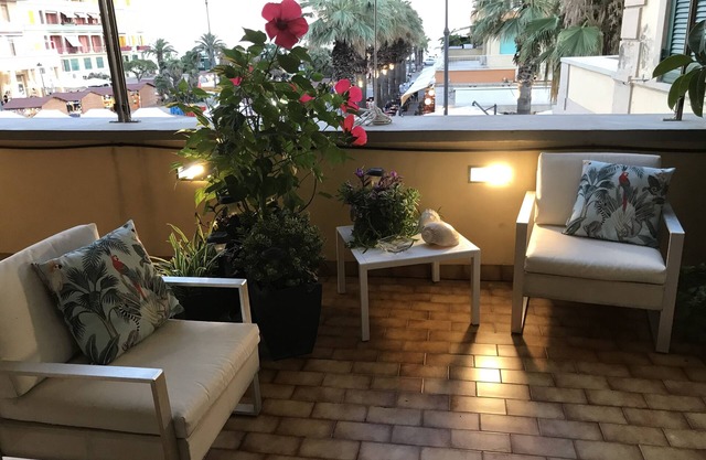 Schöne Wohnung mit Meerblick-Terrasse in der Fußgängerzone von Ostia.