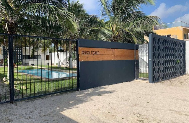 Accommodation of 2 apartments, with outdoor pool. Near the beach.