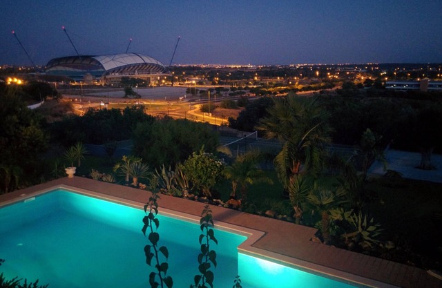 Unterkunft mit Pool und Tennis