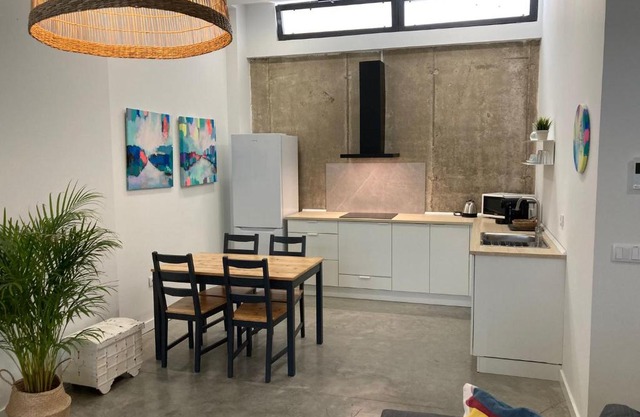 Acogedor apartamento en semisótano con patio y cerca de la Plaza de España