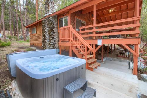 Acorn Alley Inside Yosemite - Dog Friendly w/Hot tub, Fire pit, EV Charger