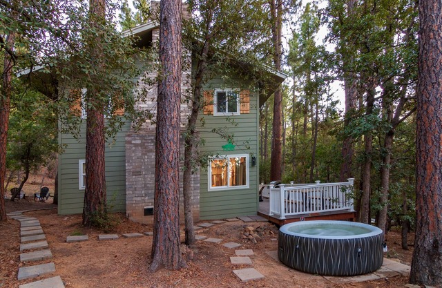 ♨ Acre Retreat w/ HotTub ♨ Secluded in the National Forest ♨ 9mi to downtown ♨