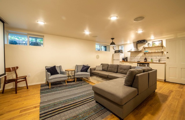 Modernes Apartment auf der anderen Straßenseite vom Campus der Universität von Montana