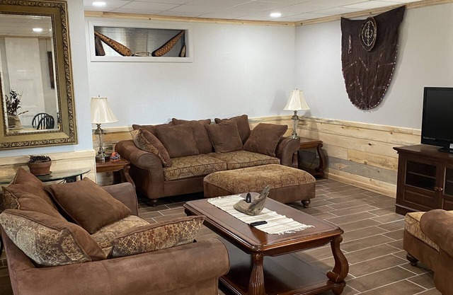 Active “farmette” New apartment (the Knotty Pine). Nearby restaurants, fitness