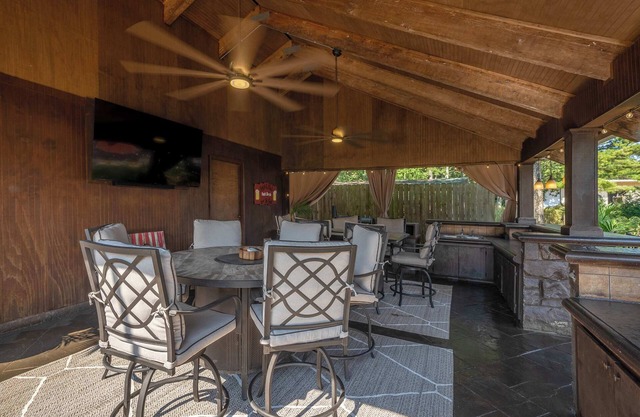 Adams House-Outdoor Entertainment-Walk to Eat/Shop