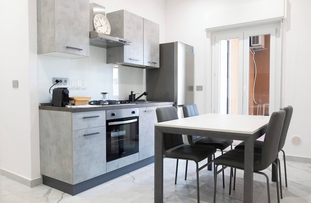 Adelina House | Quiet and Central Flat near University and Subway