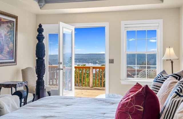 Adeline's Lake View, Elegant Lake View Home in Gated Community, Sleeps 15