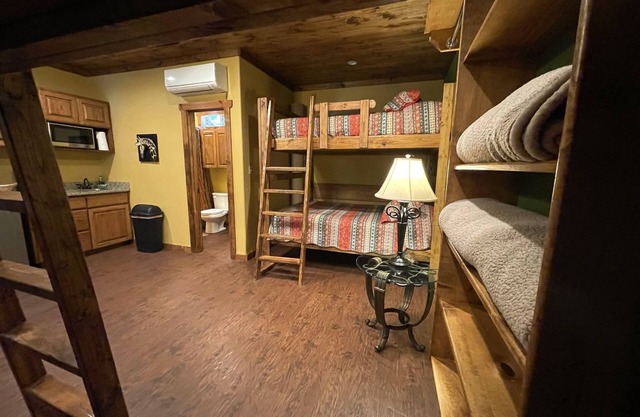 Adelynns HideAway # 4 direkt am Fluss neben Commache Crossing