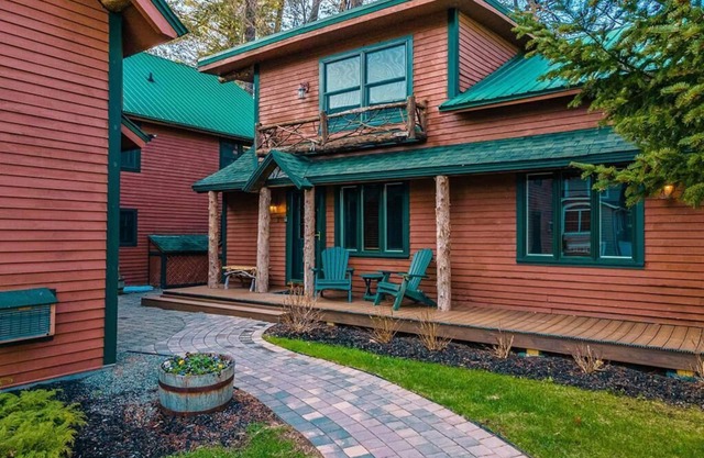 Adirondack 2 Bedroom Condo, 5 minute walk to Downtown Lake Placid