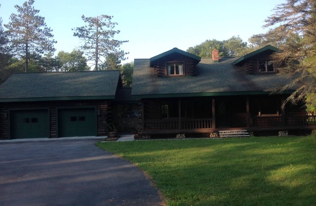 Adirondack 4 bedroom Spacious Cabin, beautiful stone fireplace