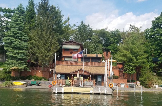 Adirondack-Häuschen auf schönem Cayuga See
