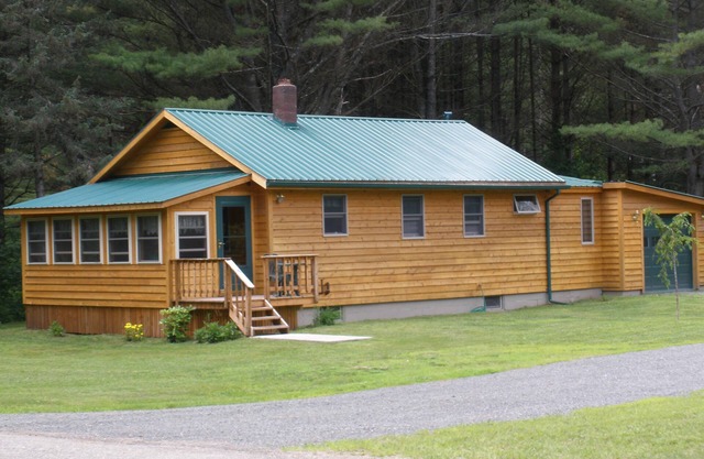 Schneien Sie viel Winterspaß in den Adirondacks - Skifahren, Motorschlittenfahren, Wandern oder R & R ...