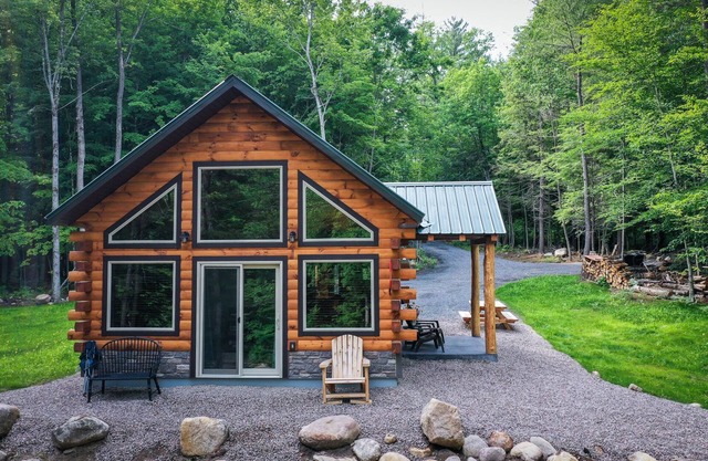 Adirondack Log Cabin on Scenic Waterfront Natural Soaking Pool