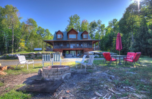 Ganzjahres-Lodge im Adirondack-Stil und Resort an einem natürlichen, abgeschiedenen Gletscherteich