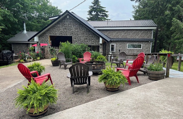 Pet Friendly ADK Lakefront Lodge, weekly discounts & free motorized raft in Aug!