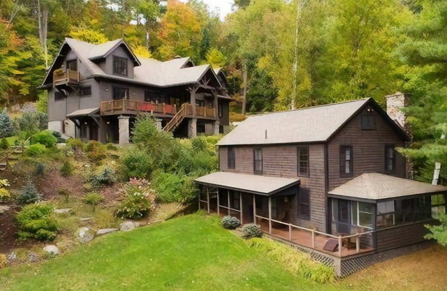 ADK Lodge & Lakeside Cottage mit 510 'Uferpromenade, Strand & Privatinsel!