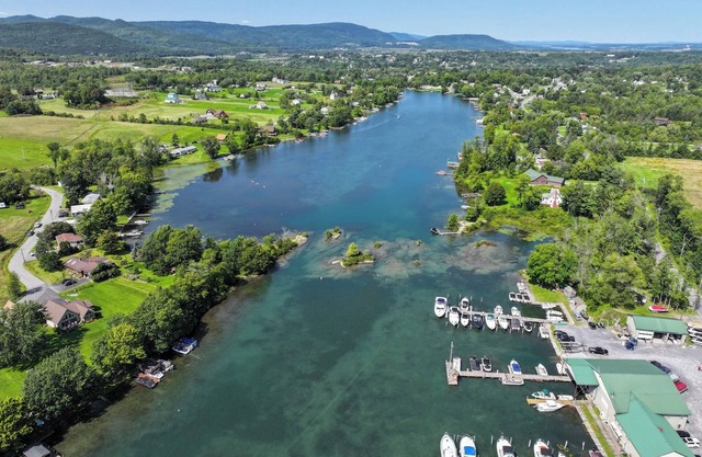 ADK Retreat - Northern Lake George - Sleeps 8 - Boating, Hiking, & History