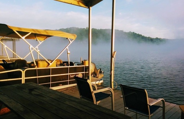 Seeblick in Hülle und Fülle von Balkonen direkt am See und trockenes, tiefes Wasser