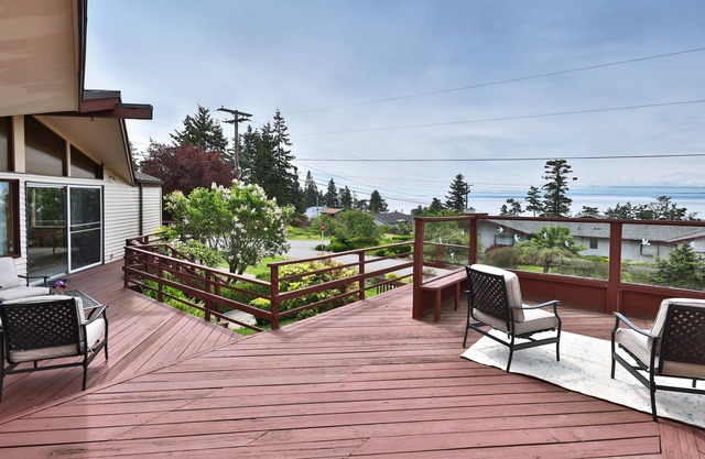 312 -3 bedroom, 1.75 bath dog-friendly view home in Central Whidbey!