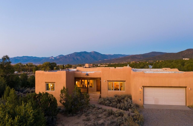 Adobe Villa with 360º Views and entrance to Carson National Forest.