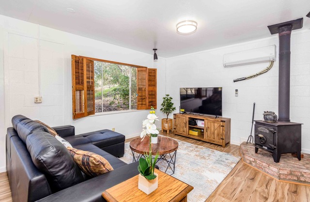 Adorable 1 bed/1 bath house with indoor Fireplace