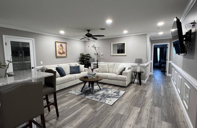 Adorable 1 bedroom conveniently located guesthouse with on-site parking
