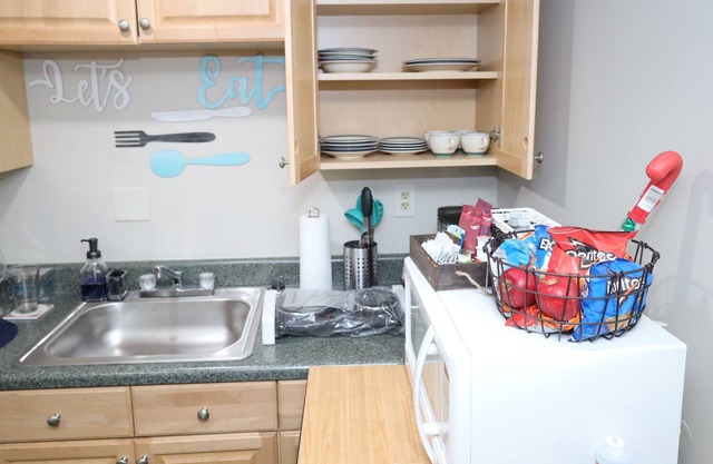 Adorable 1 Bedroom Home with Pool/Tennis
