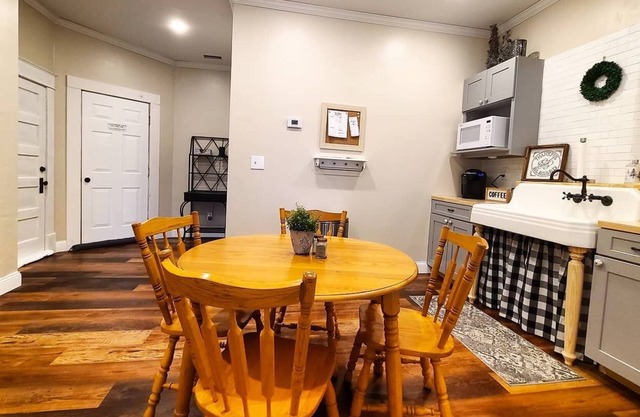 Adorable 1 bedroom in the heart of Rosebud!
